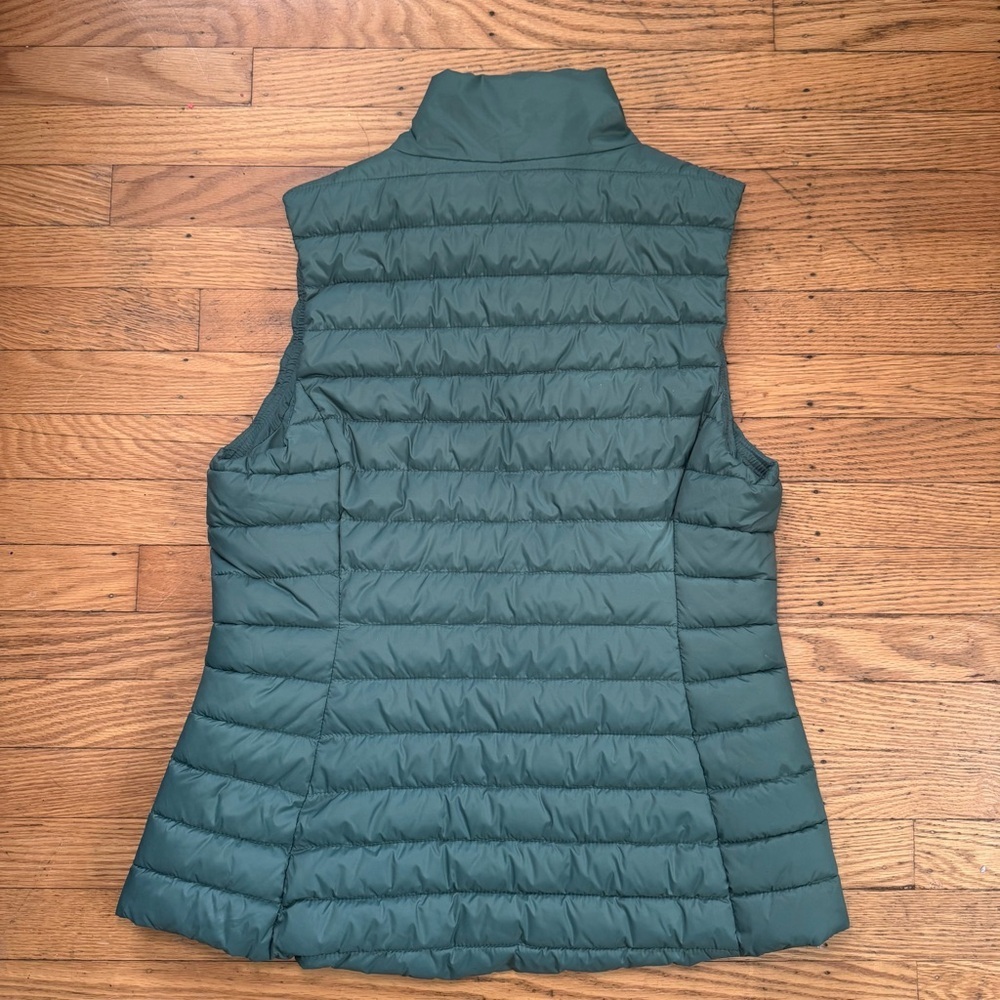 Women’s Old Navy Active Water Resistant Green Puffer Vest Size XS - Picture 5 of 10